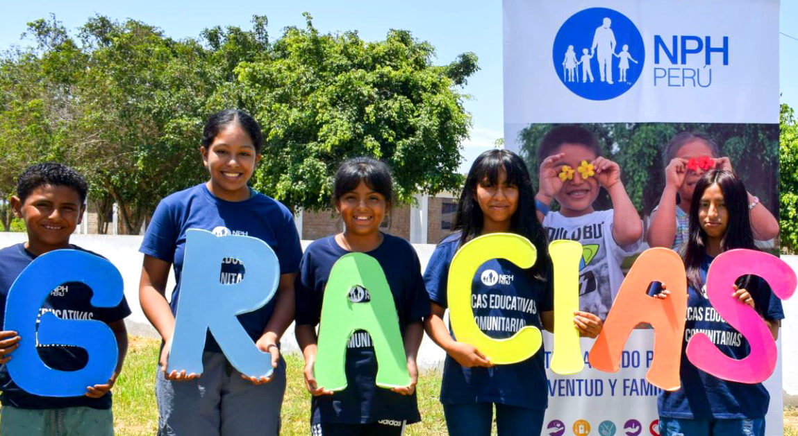 Children from the nph children's village in Peru holding the word "Gracias"