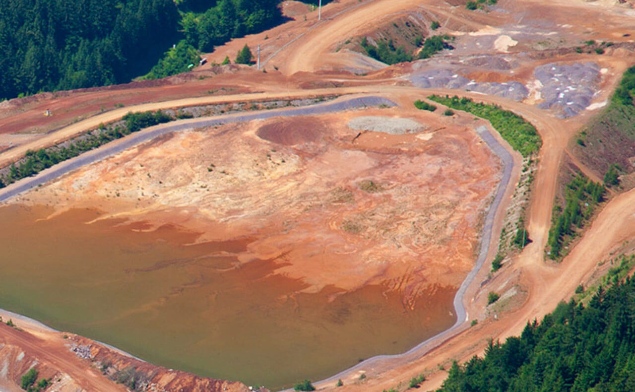 Blick auf ein TSF (Tailings Storage Facility)